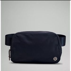 Lululemon Everywhere Belt belt Bag. NWT. Navy.